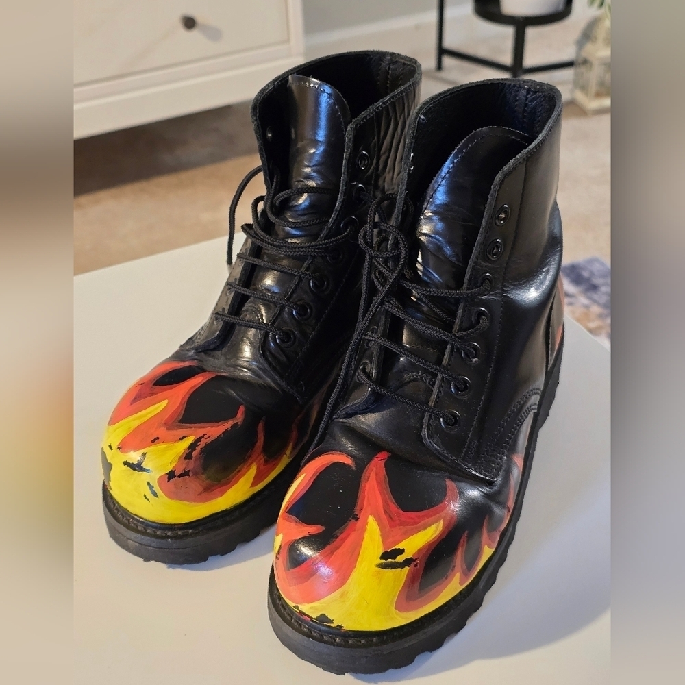 Leather flame print ankle lace-up boots color black